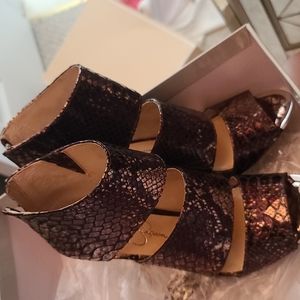 Sheos size 6 and a half. Never worn!! Bronze color